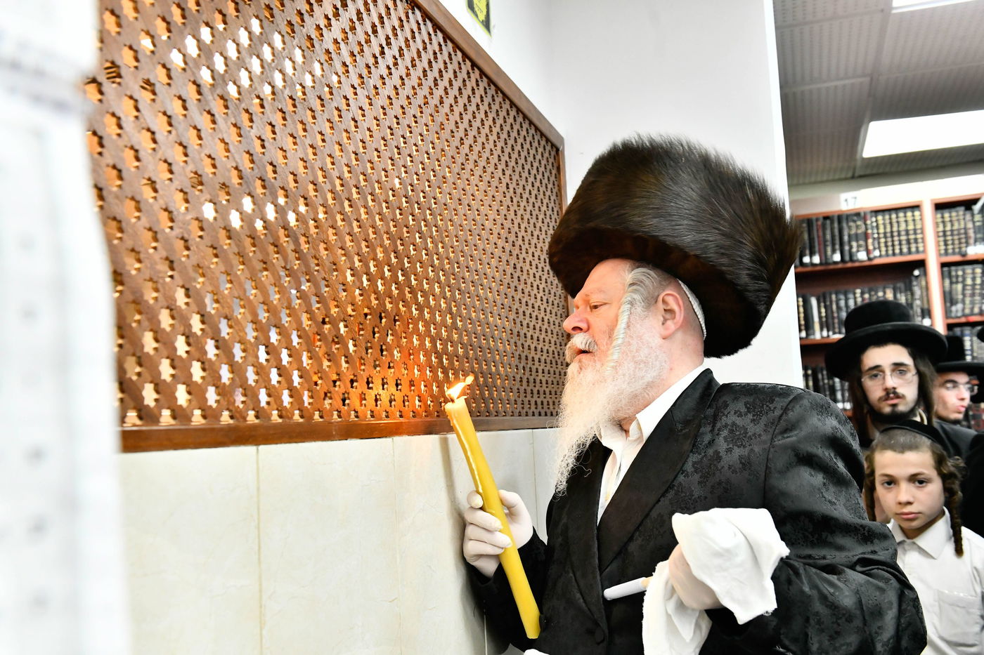 האדמו"ר מפרימשלאן בבדיקת חמץ