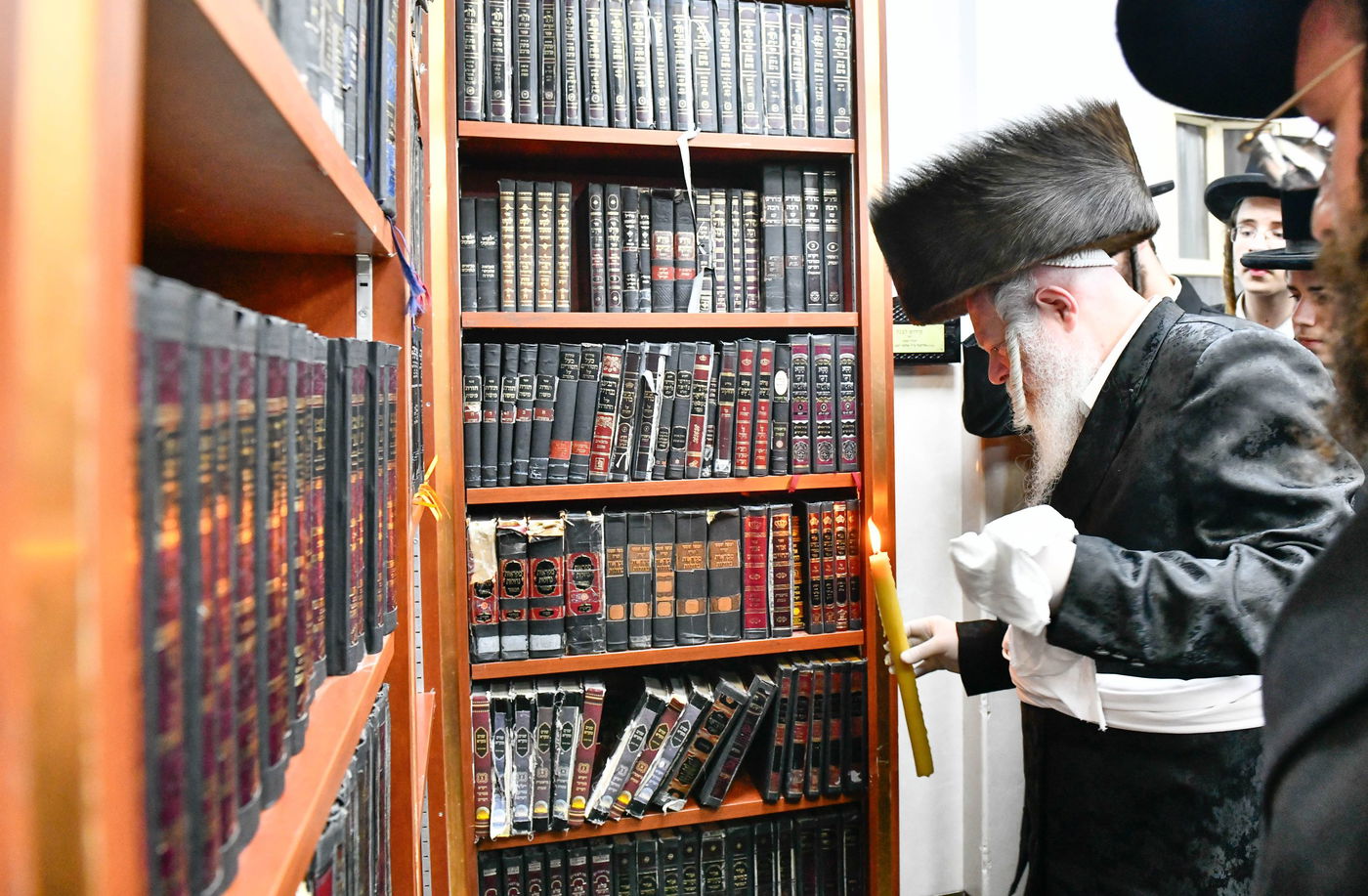 האדמו"ר מפרימשלאן בבדיקת חמץ