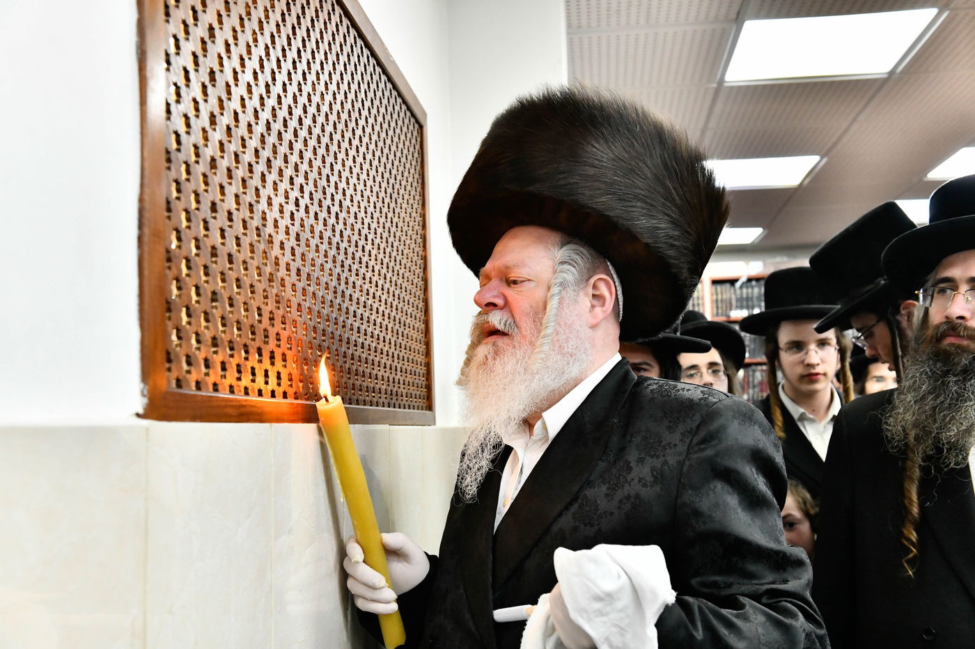 האדמו"ר מפרימשלאן בבדיקת חמץ