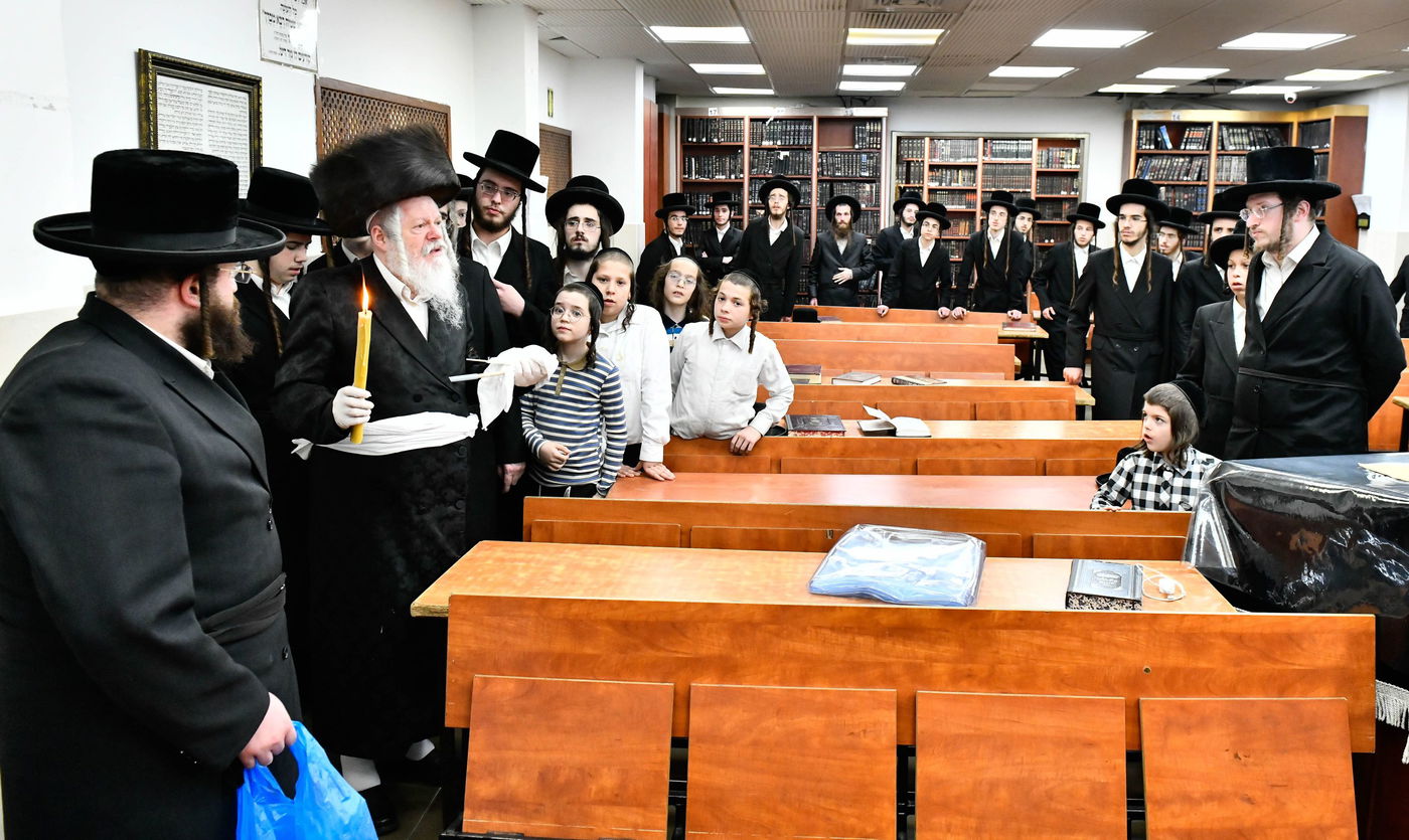 האדמו"ר מפרימשלאן בבדיקת חמץ