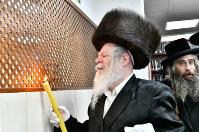 האדמו"ר מפרימשלאן בבדיקת חמץ