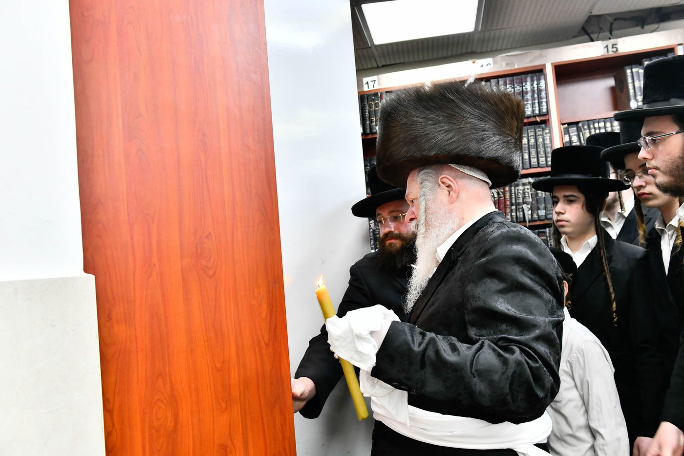 האדמו"ר מפרימשלאן בבדיקת חמץ