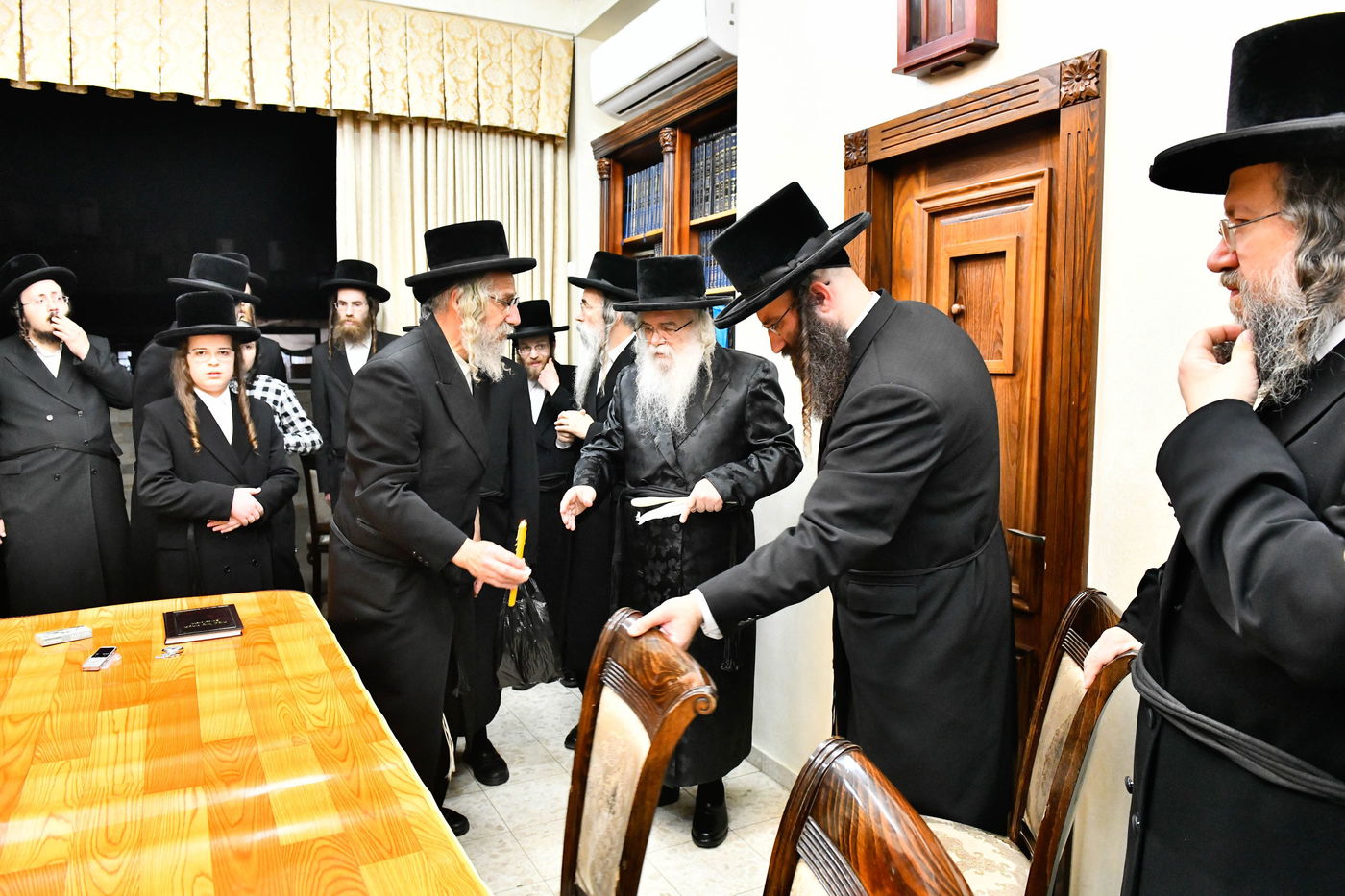 האדמו"ר מדארג בבדיקת חמץ