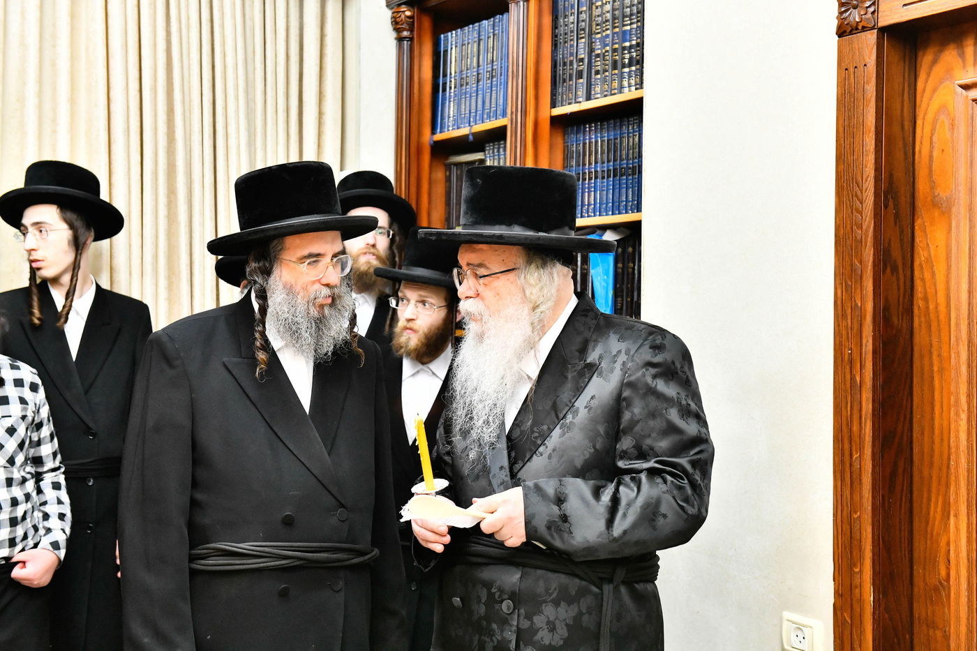 האדמו"ר מדארג בבדיקת חמץ