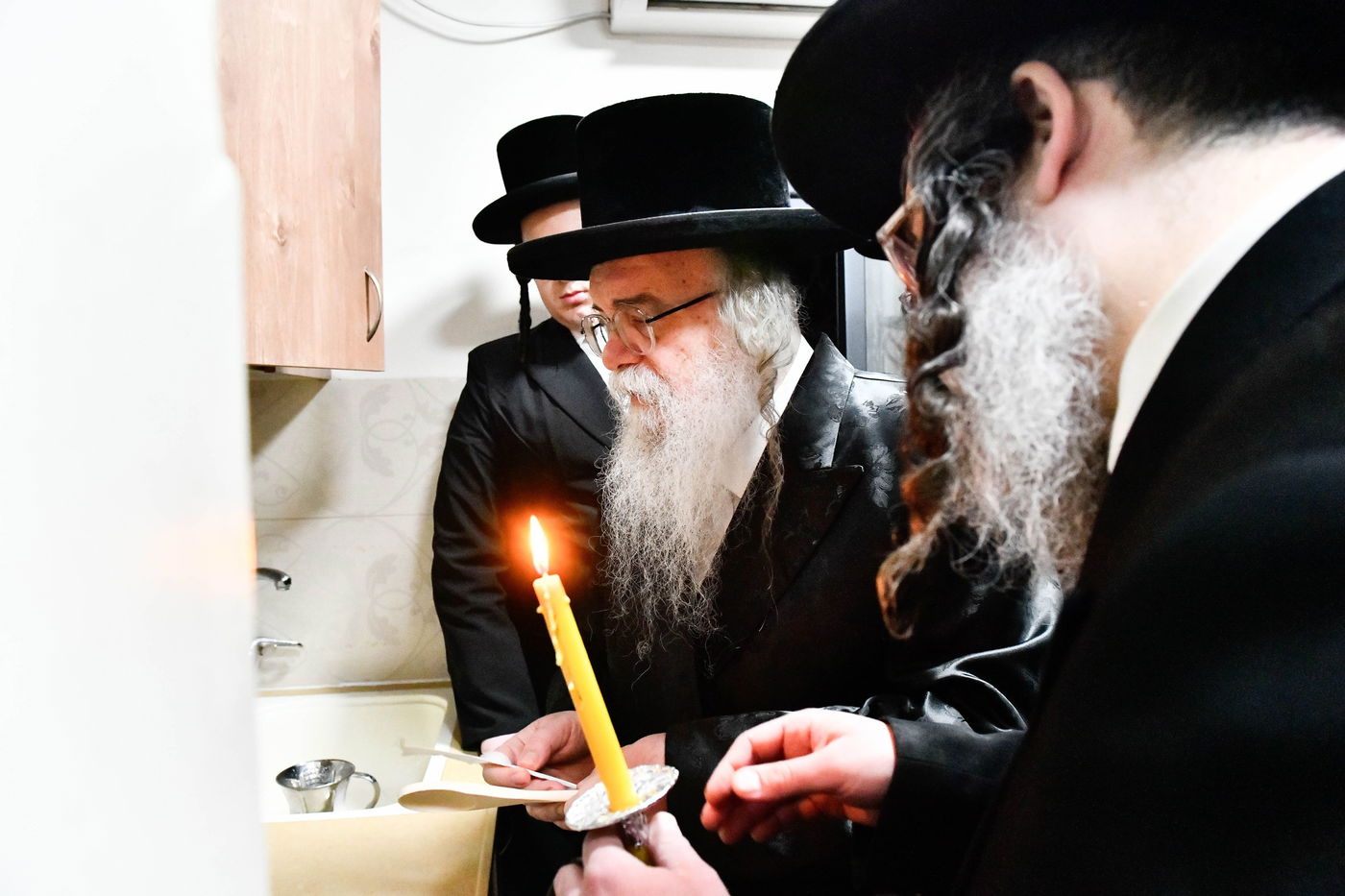 האדמו"ר מדארג בבדיקת חמץ