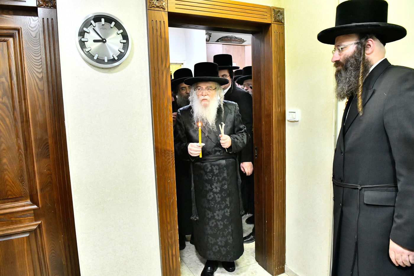 האדמו"ר מדארג בבדיקת חמץ