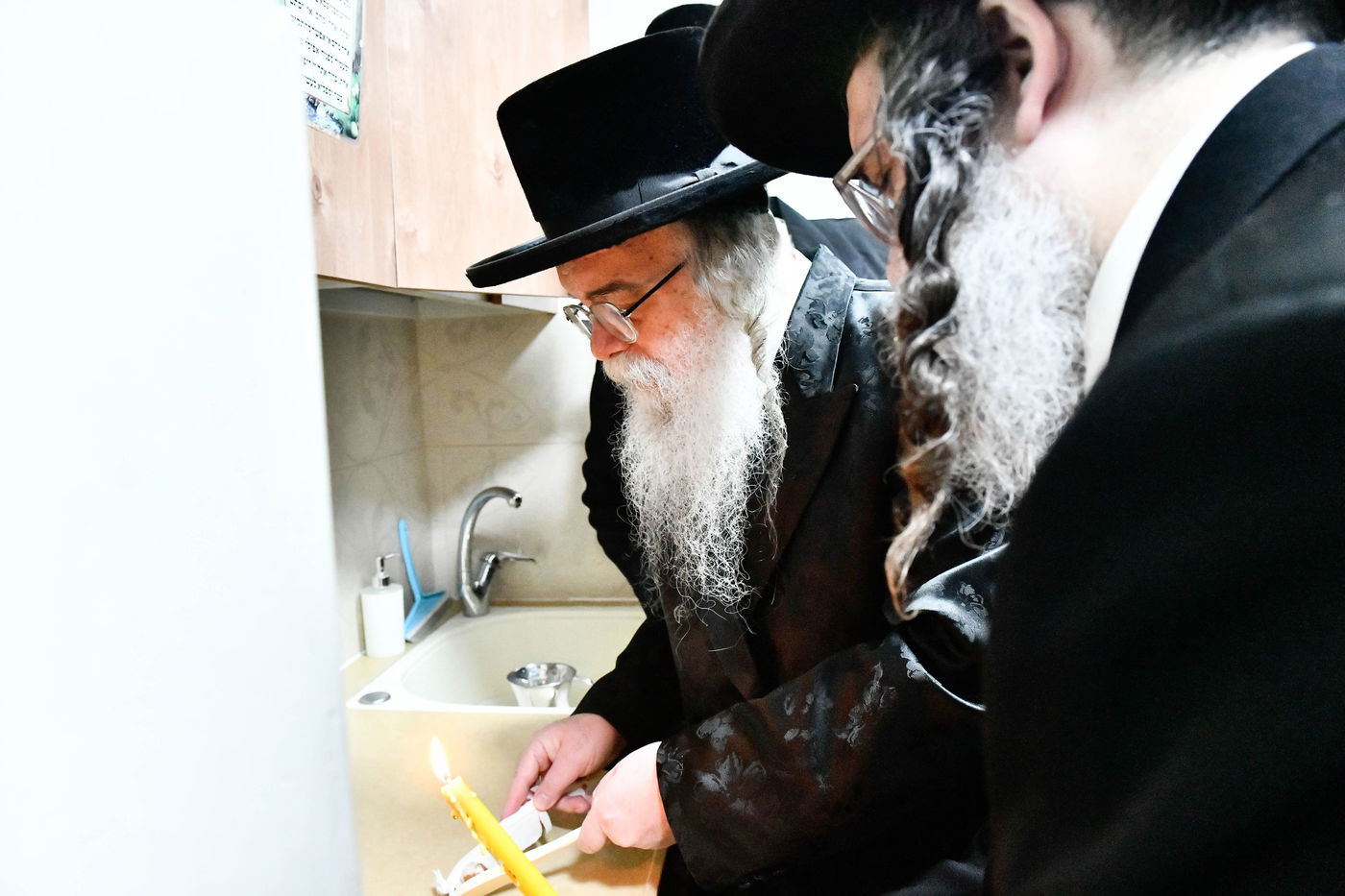 האדמו"ר מדארג בבדיקת חמץ