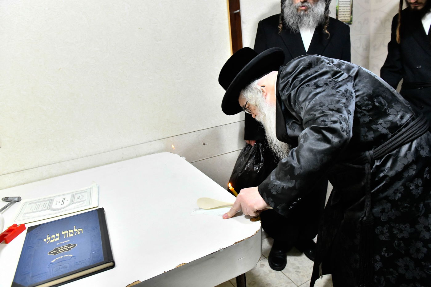 האדמו"ר מדארג בבדיקת חמץ