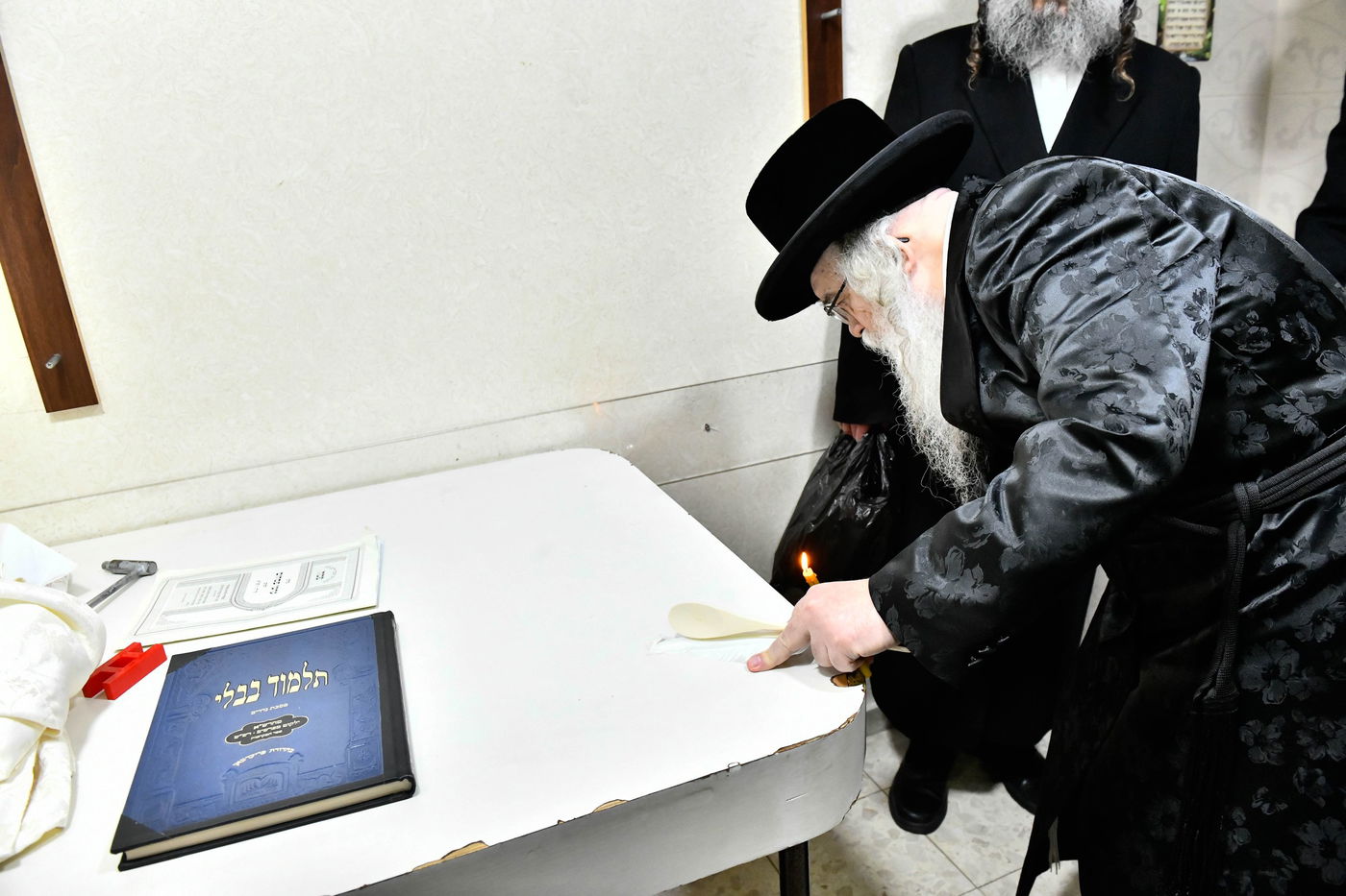 האדמו"ר מדארג בבדיקת חמץ