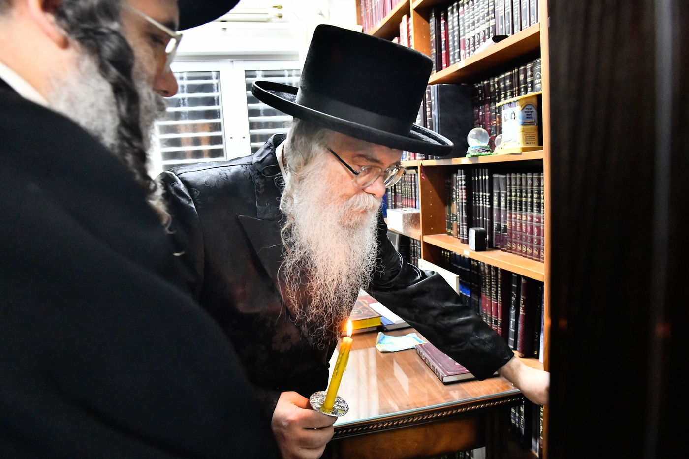 האדמו"ר מדארג בבדיקת חמץ