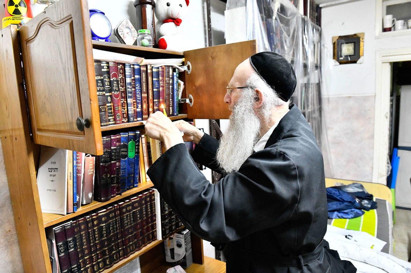 הגאון רבי יהודה אריה דינר בבדיקת חמץ