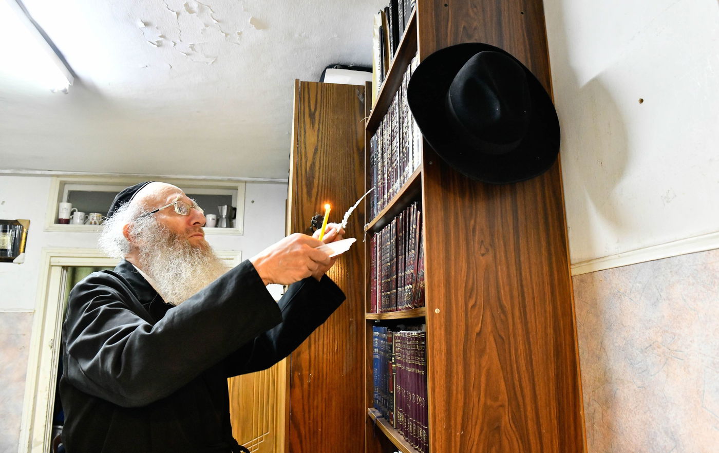 הגאון רבי יהודה אריה דינר בבדיקת חמץ