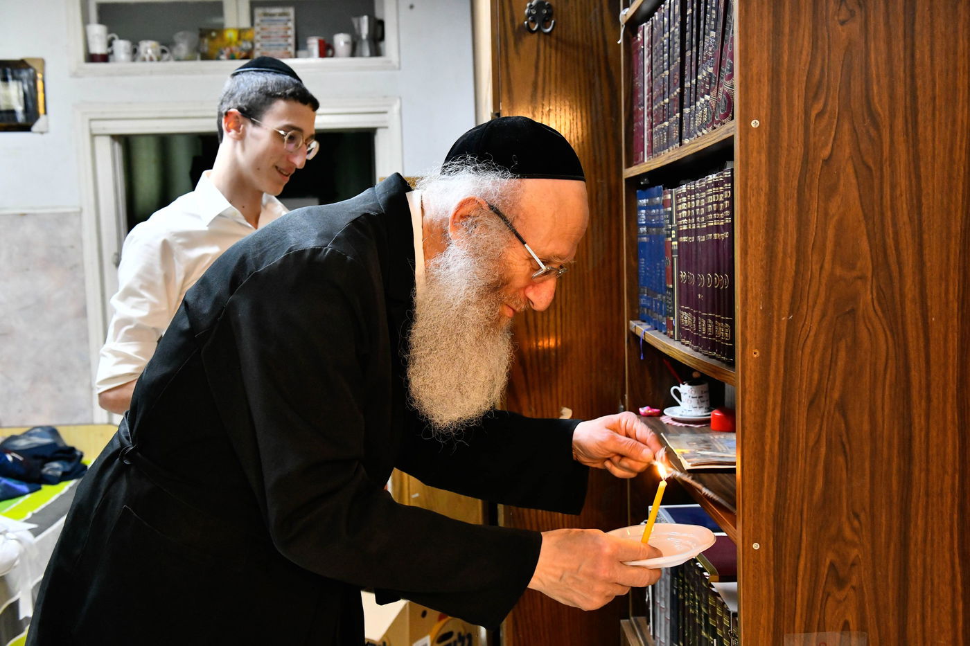 הגאון רבי יהודה אריה דינר בבדיקת חמץ