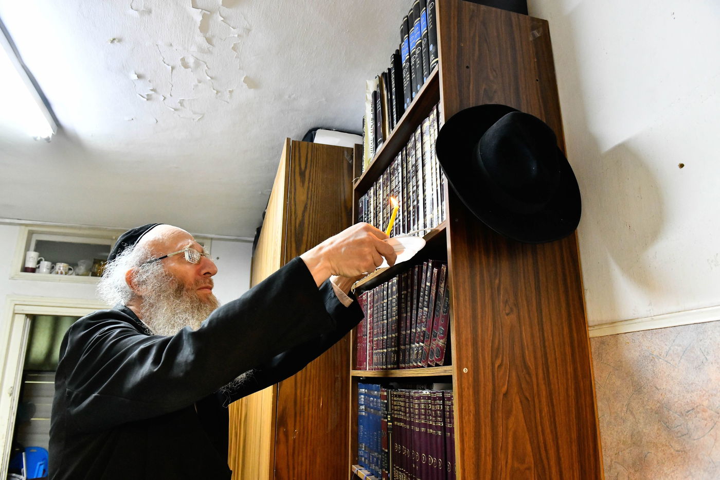 הגאון רבי יהודה אריה דינר בבדיקת חמץ