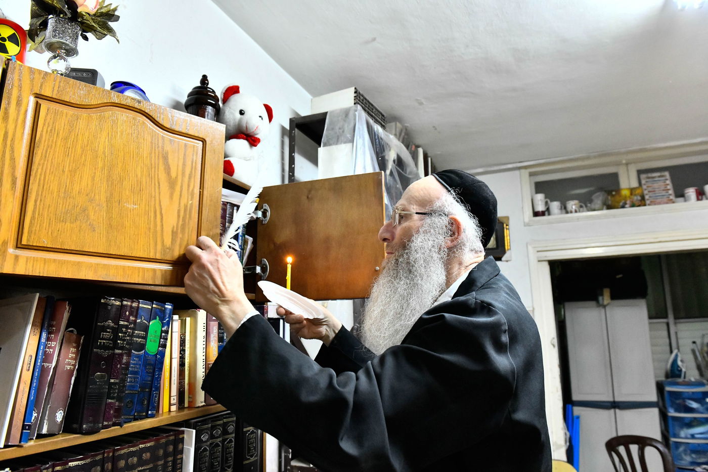 הגאון רבי יהודה אריה דינר בבדיקת חמץ