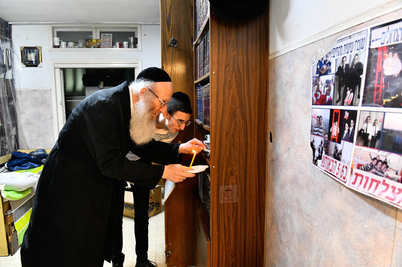 הגאון רבי יהודה אריה דינר בבדיקת חמץ