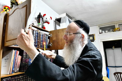 הגאון רבי יהודה אריה דינר בבדיקת חמץ