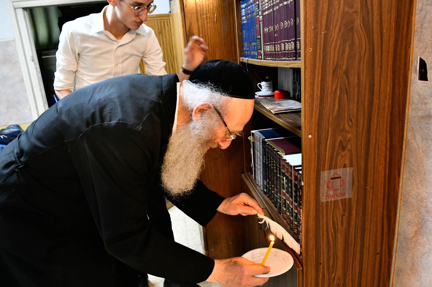 הגאון רבי יהודה אריה דינר בבדיקת חמץ