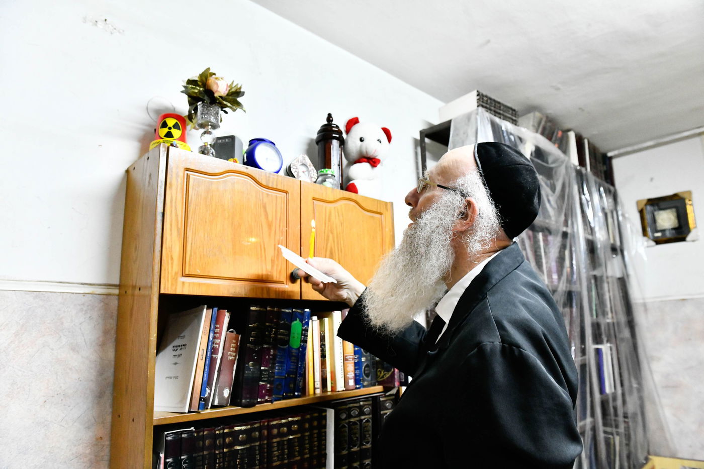 הגאון רבי יהודה אריה דינר בבדיקת חמץ