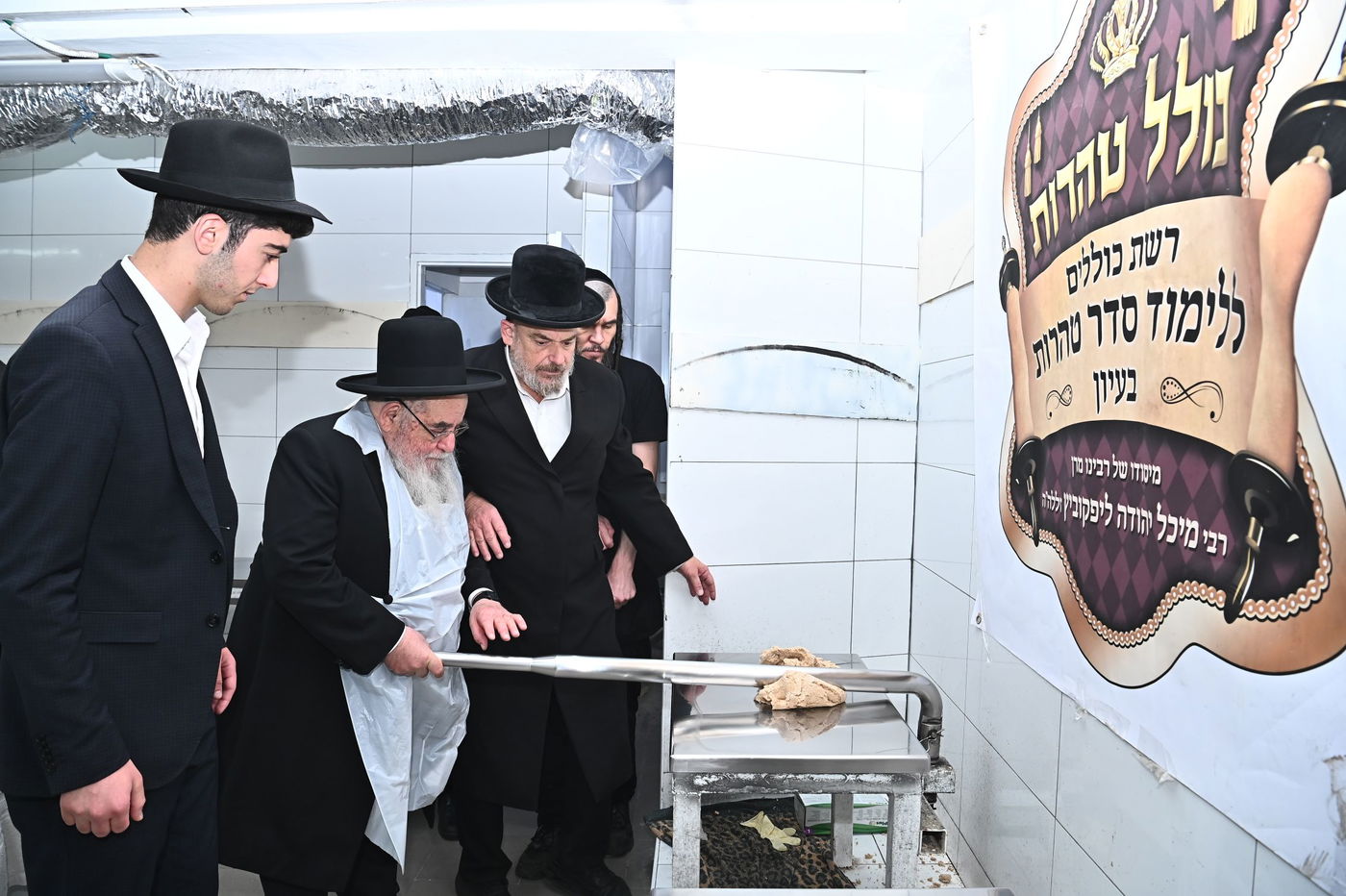 הגר"א סאלים באפיית מצות