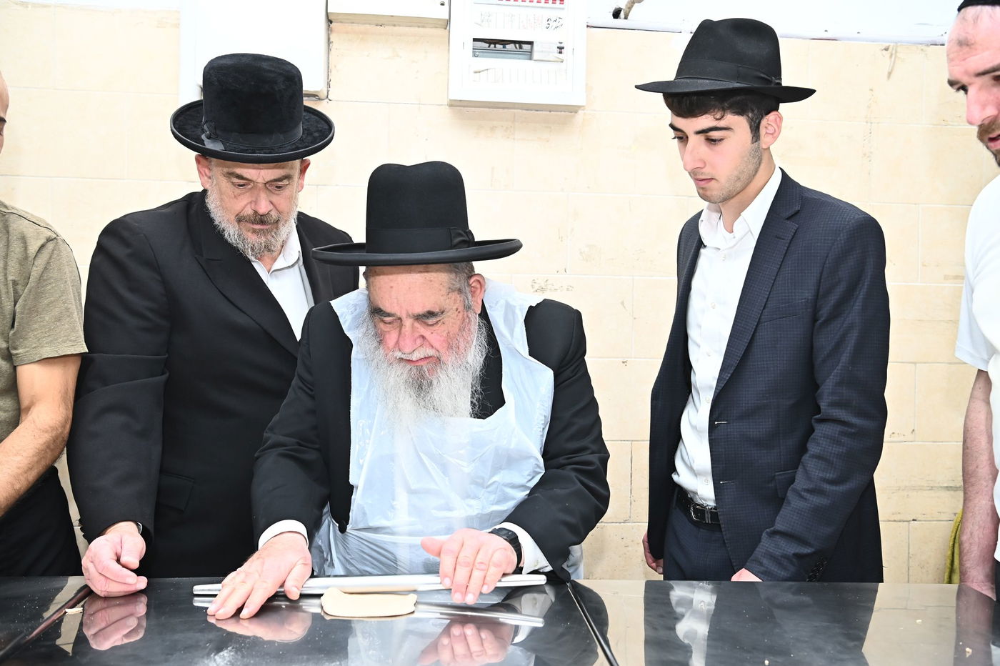 הגר"א סאלים באפיית מצות