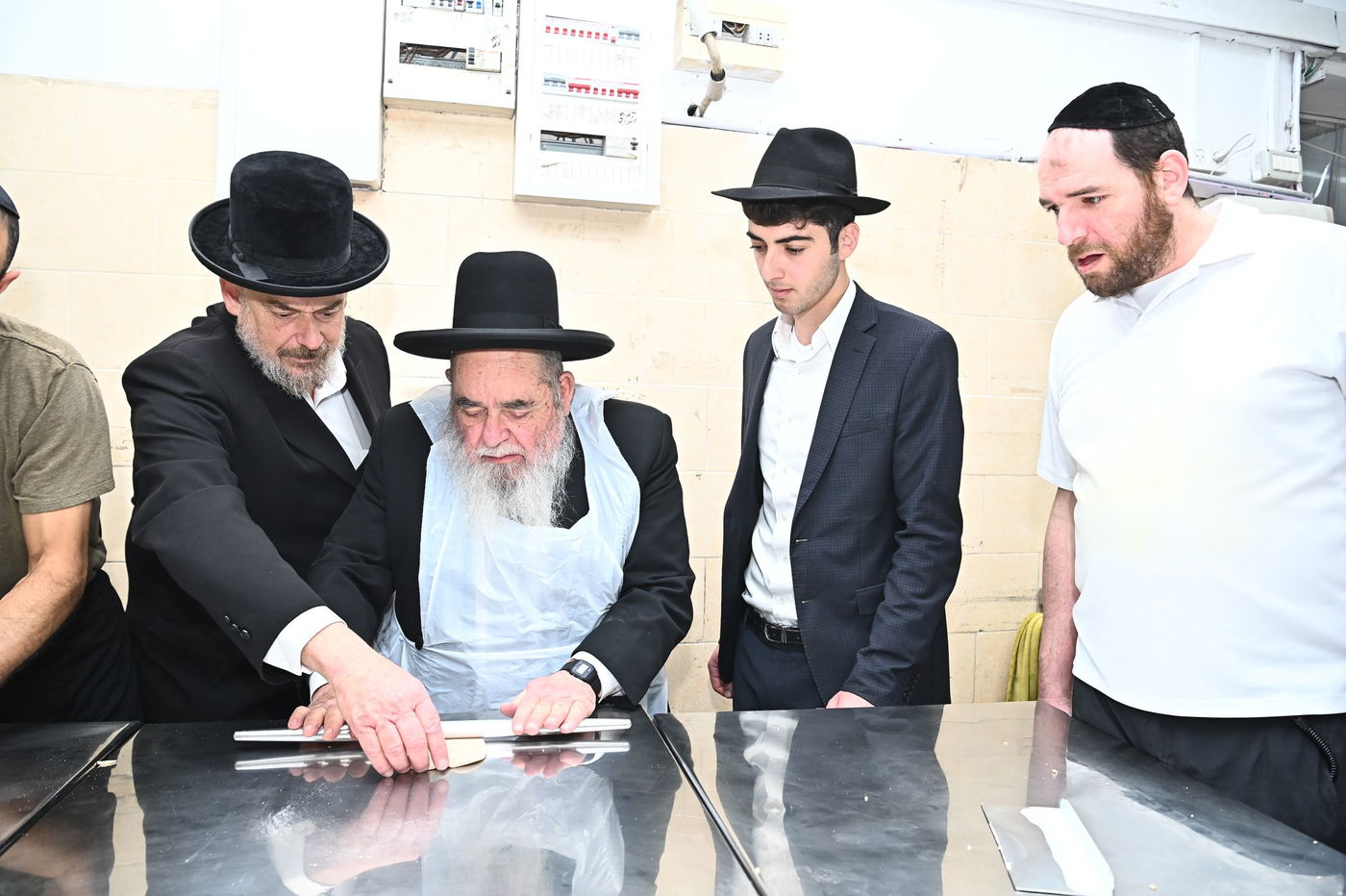 הגר"א סאלים באפיית מצות