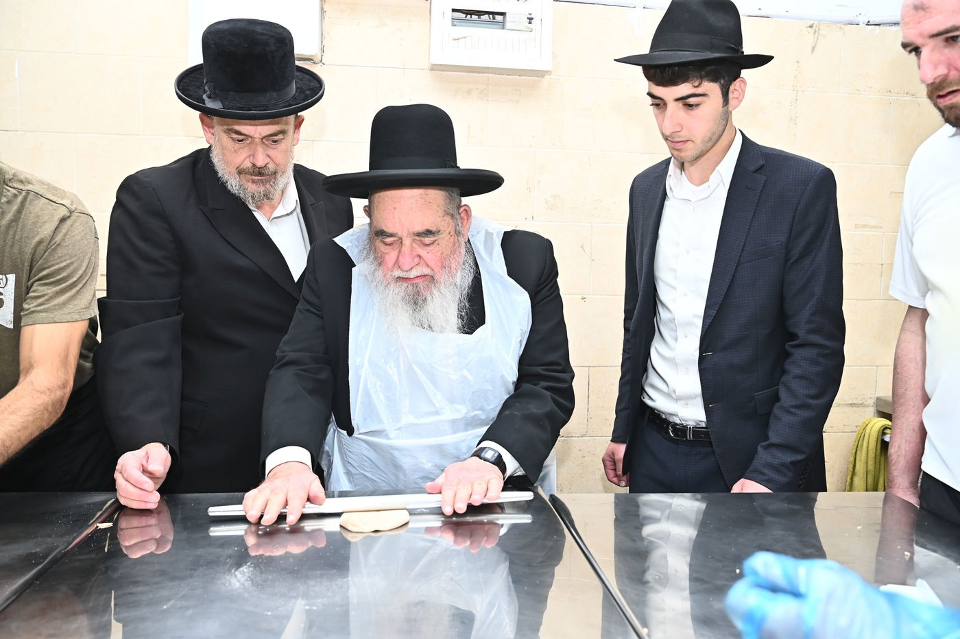 הגר"א סאלים באפיית מצות