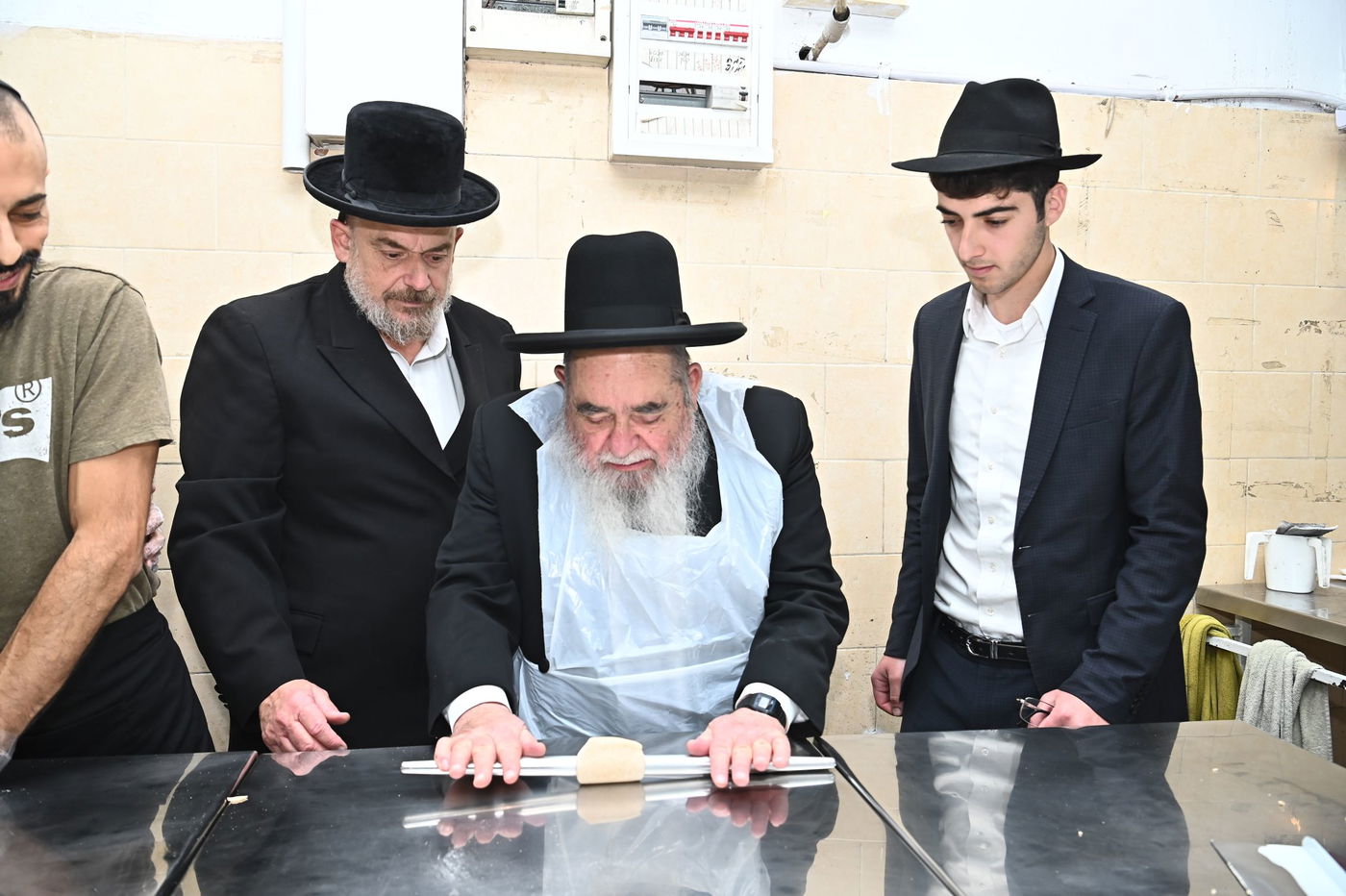 הגר"א סאלים באפיית מצות