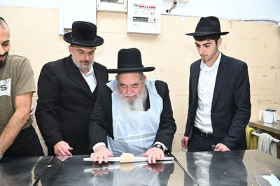 הגר"א סאלים באפיית מצות