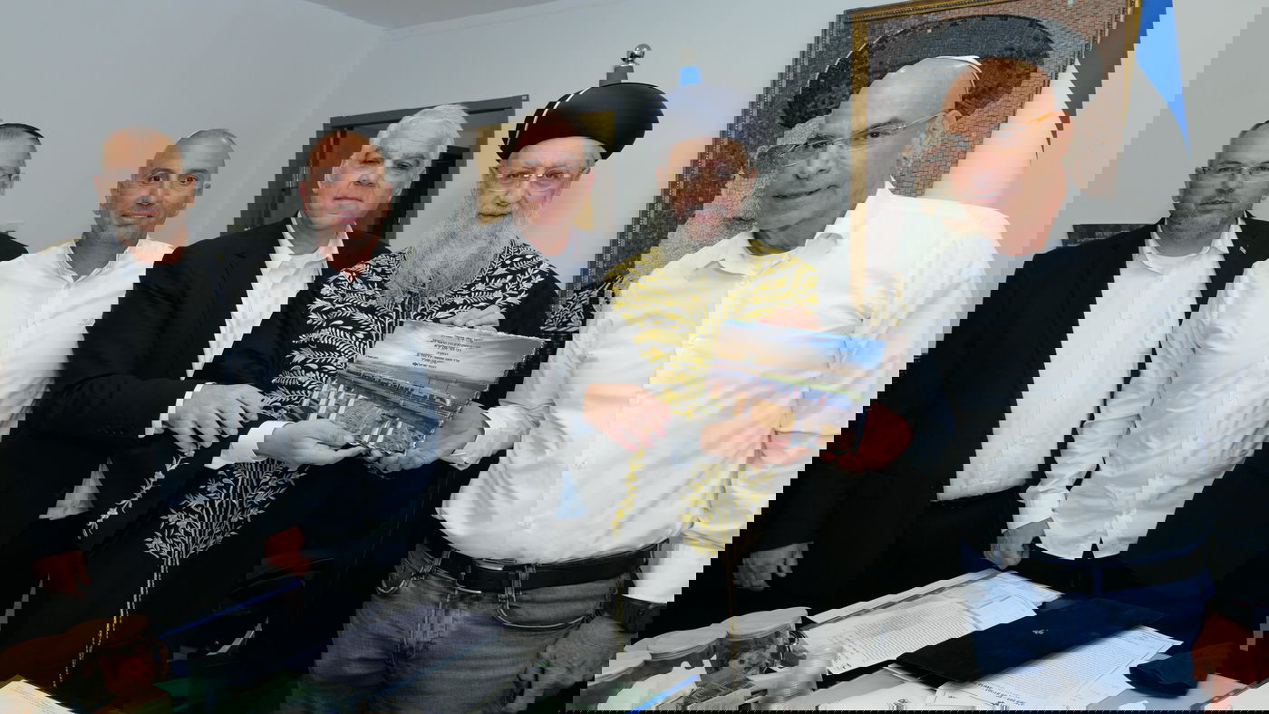 מכירת חמץ ע"י רכבת ישראל לראשל"צ הגר"ד יוסף