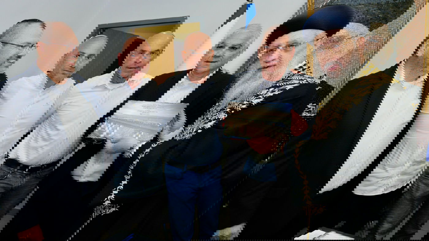 מכירת חמץ ע"י רכבת ישראל לראשל"צ הגר"ד יוסף