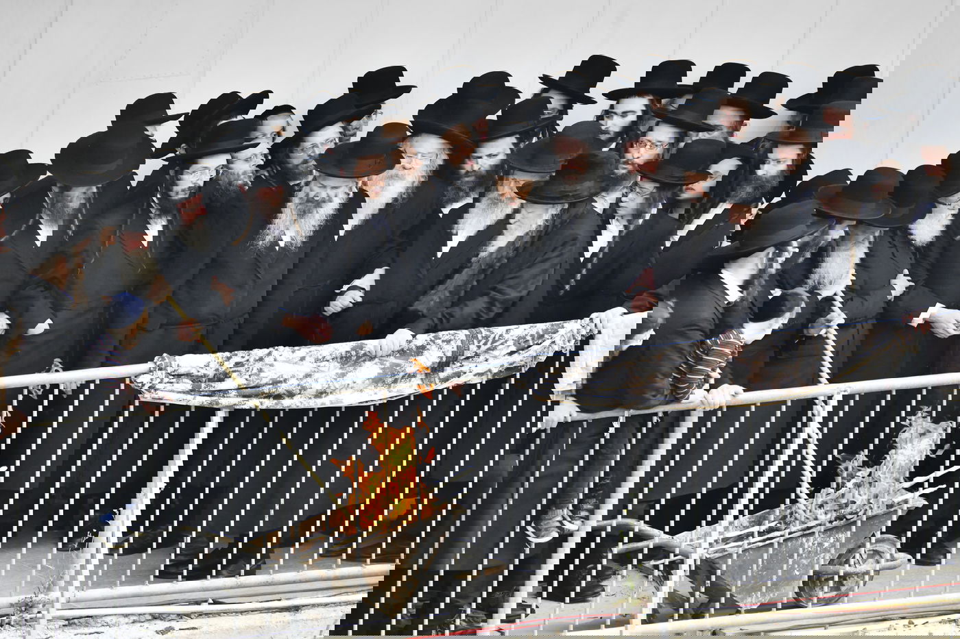 האדמו"ר מגור בשריפת חמץ