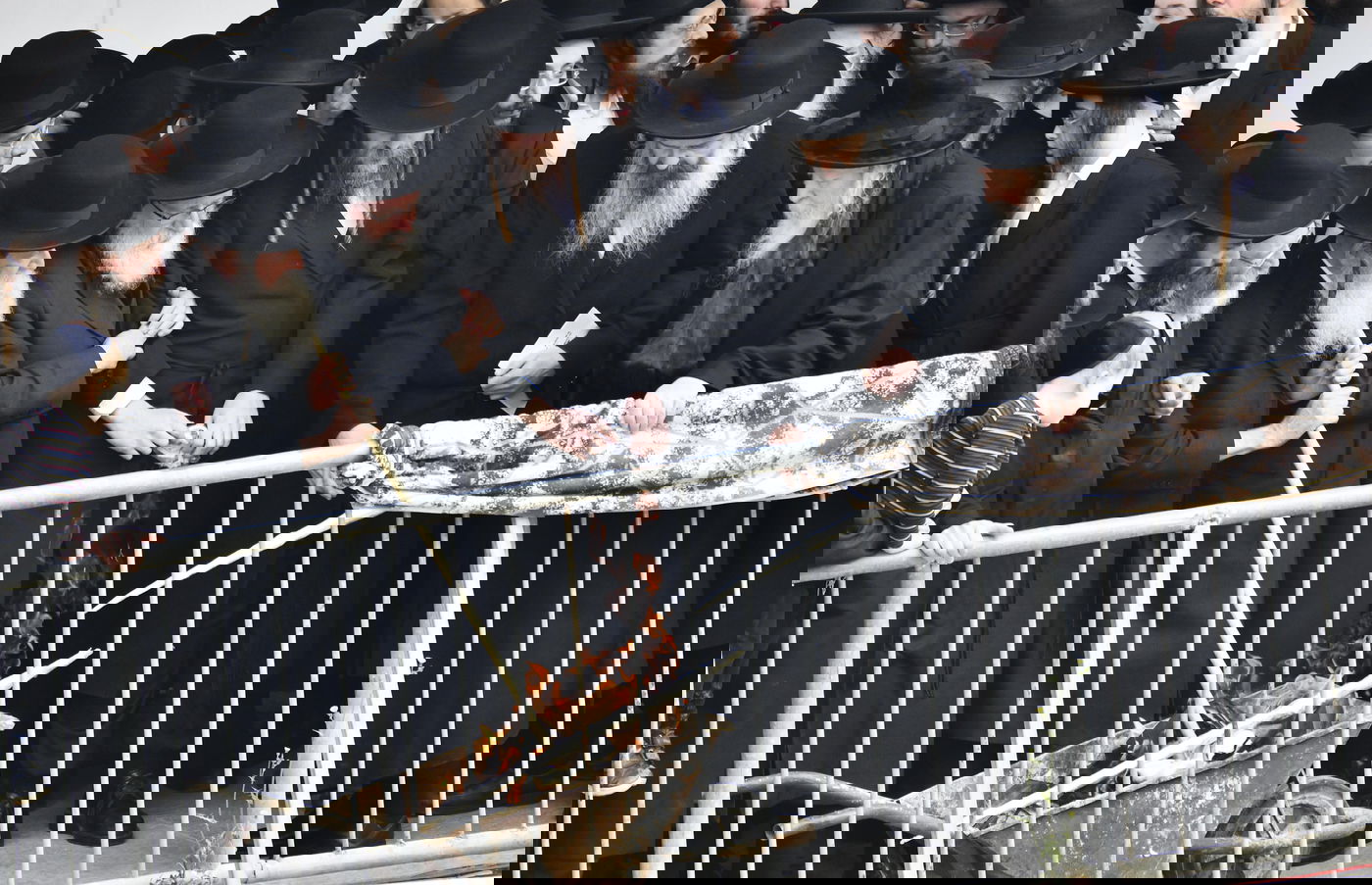 האדמו"ר מגור בשריפת חמץ