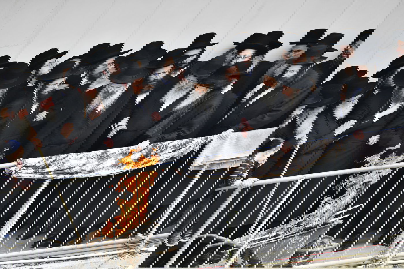 האדמו"ר מגור בשריפת חמץ