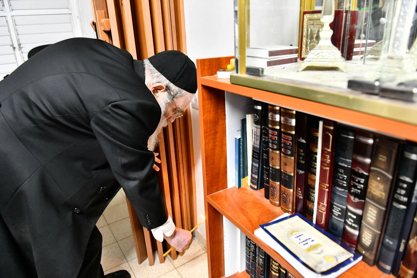 הגאון רבי שרגא שטיינמן בבדיקת חמץ