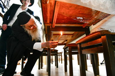 הגאון רבי שרגא שטיינמן בבדיקת חמץ