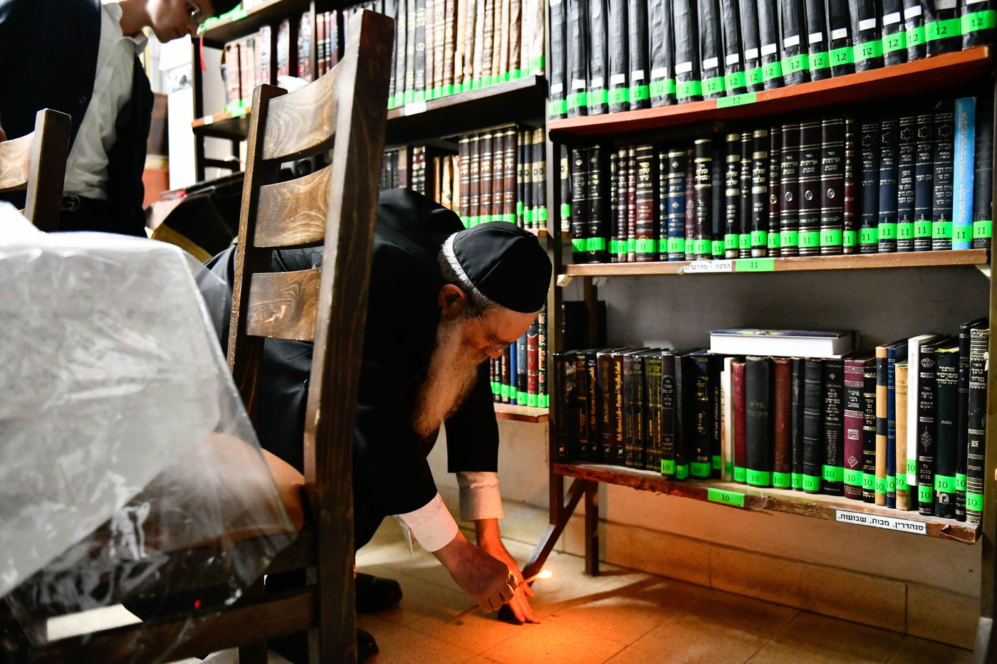 הגאון רבי שרגא שטיינמן בבדיקת חמץ