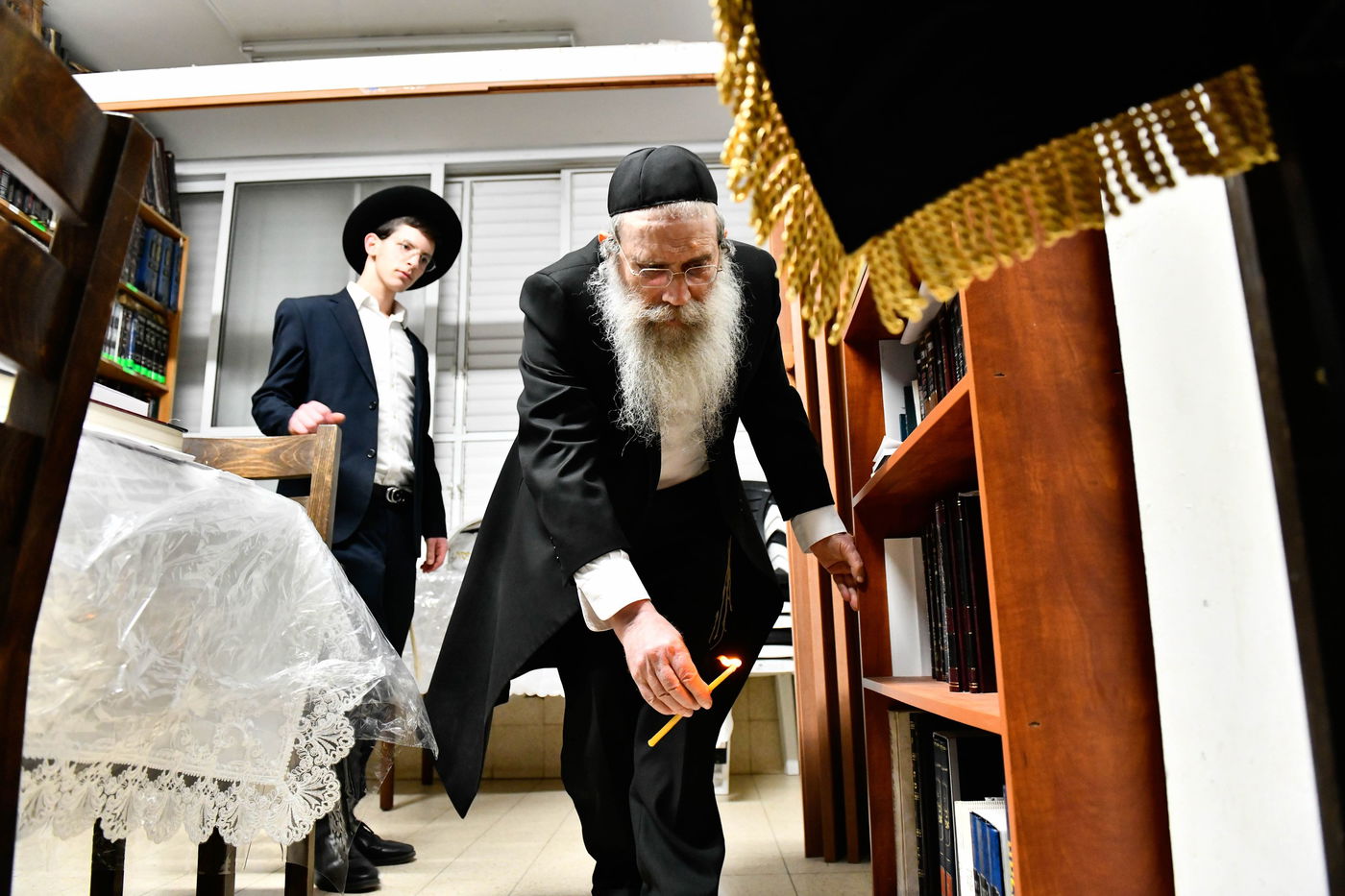 הגאון רבי שרגא שטיינמן בבדיקת חמץ