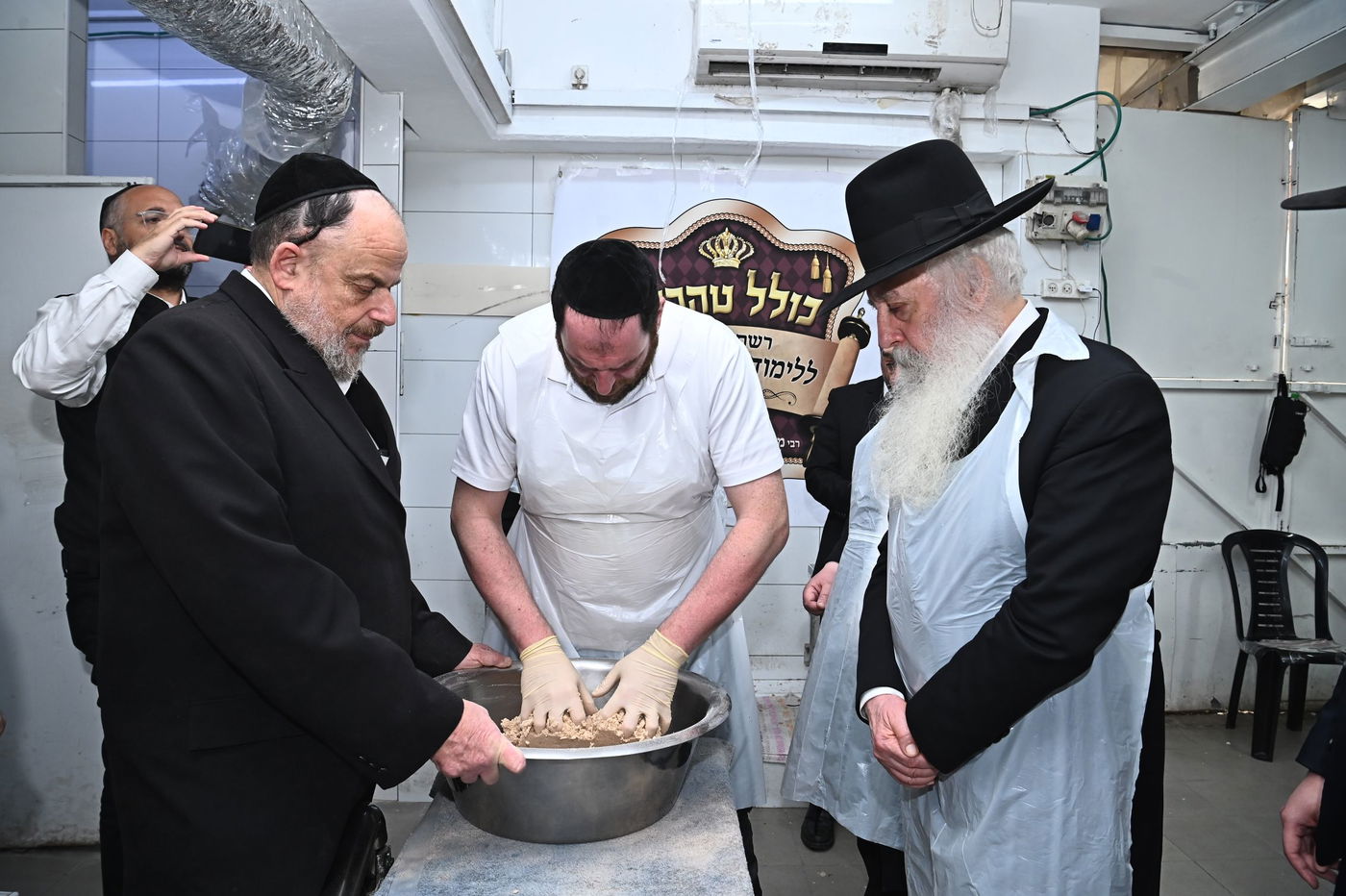 הגאון רבי דוד חנניה פינטו באפיית מצות