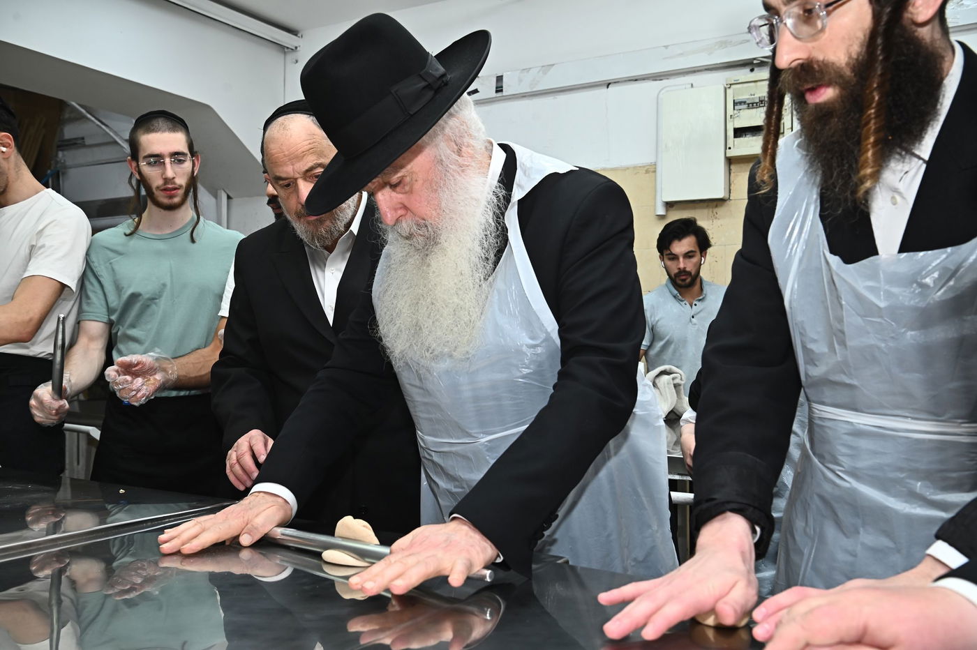 הגאון רבי דוד חנניה פינטו באפיית מצות