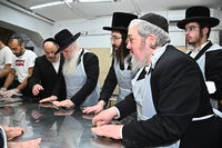 הגאון רבי דוד חנניה פינטו באפיית מצות