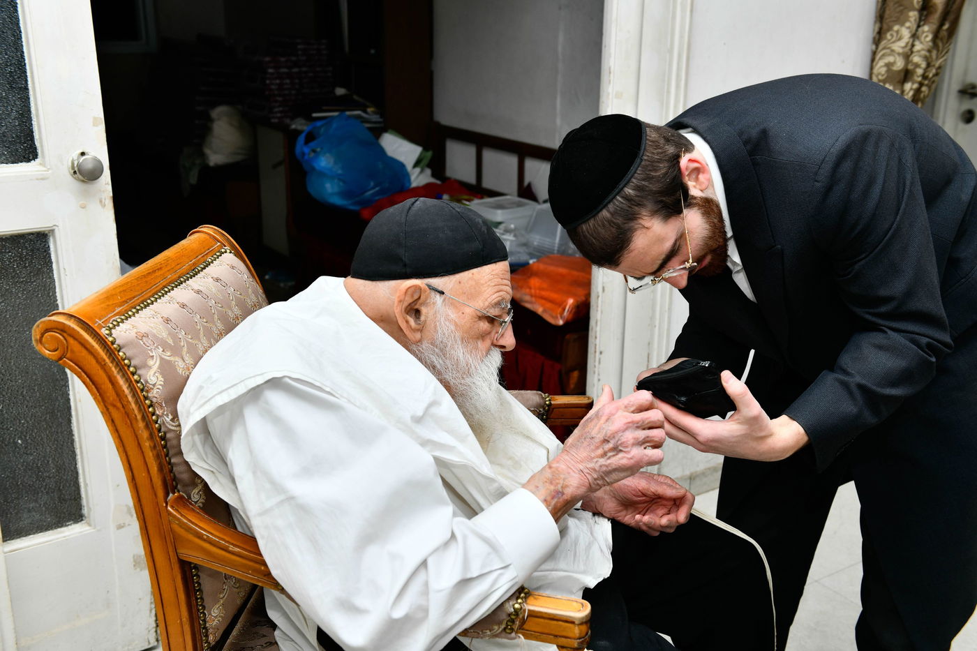 הגאון רבי מאיר גריינמן בבדיקת חמץ