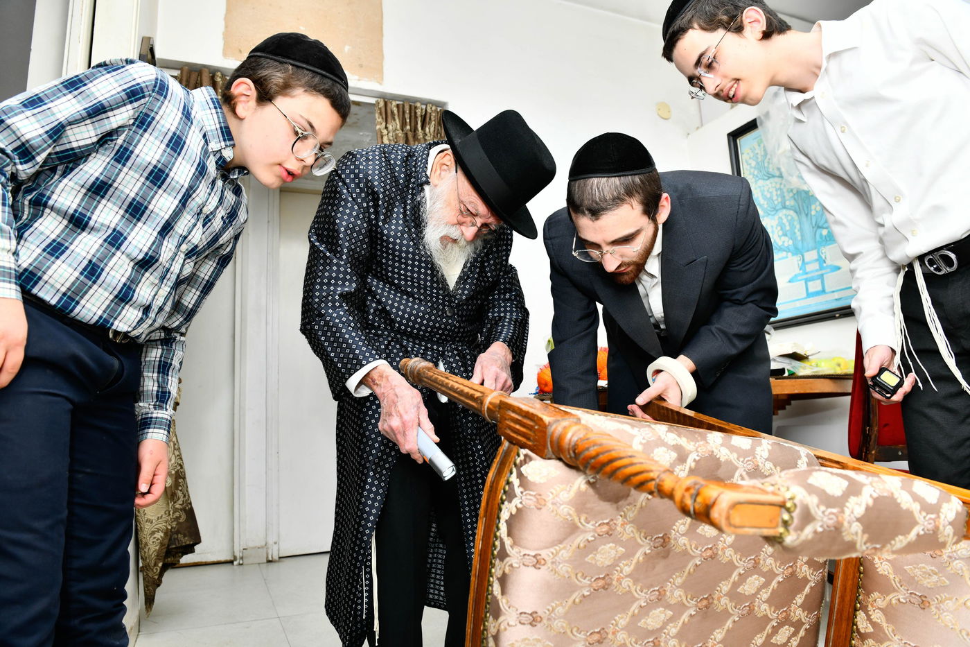 הגאון רבי מאיר גריינמן בבדיקת חמץ