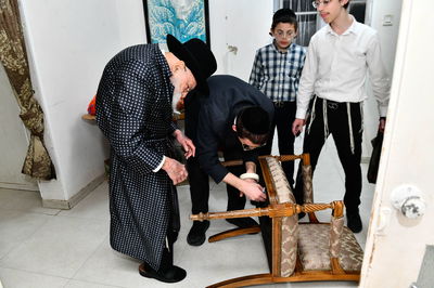 הגאון רבי מאיר גריינמן בבדיקת חמץ