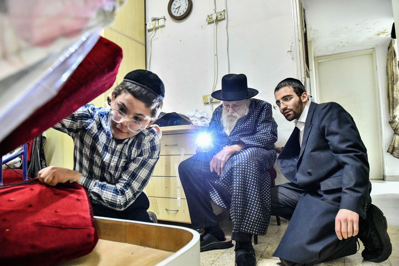 הגאון רבי מאיר גריינמן בבדיקת חמץ