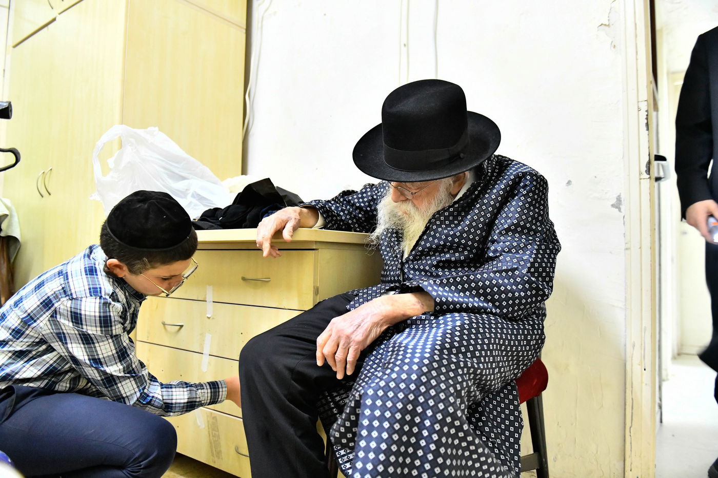 הגאון רבי מאיר גריינמן בבדיקת חמץ