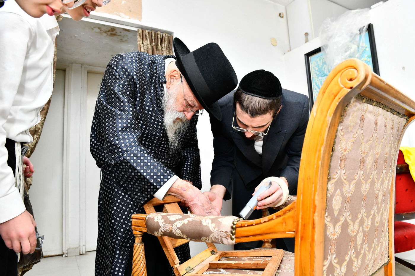 הגאון רבי מאיר גריינמן בבדיקת חמץ