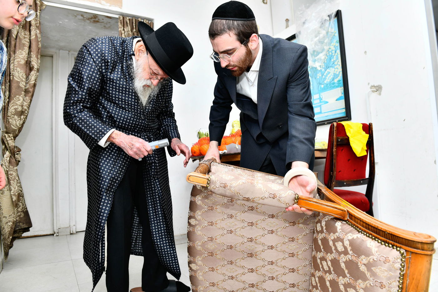 הגאון רבי מאיר גריינמן בבדיקת חמץ