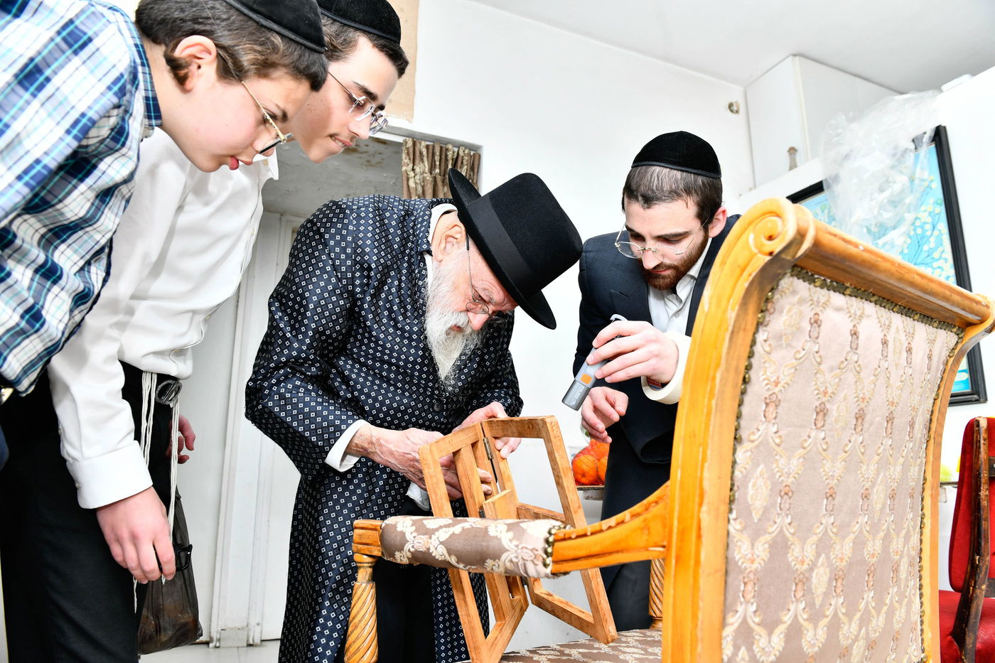 הגאון רבי מאיר גריינמן בבדיקת חמץ