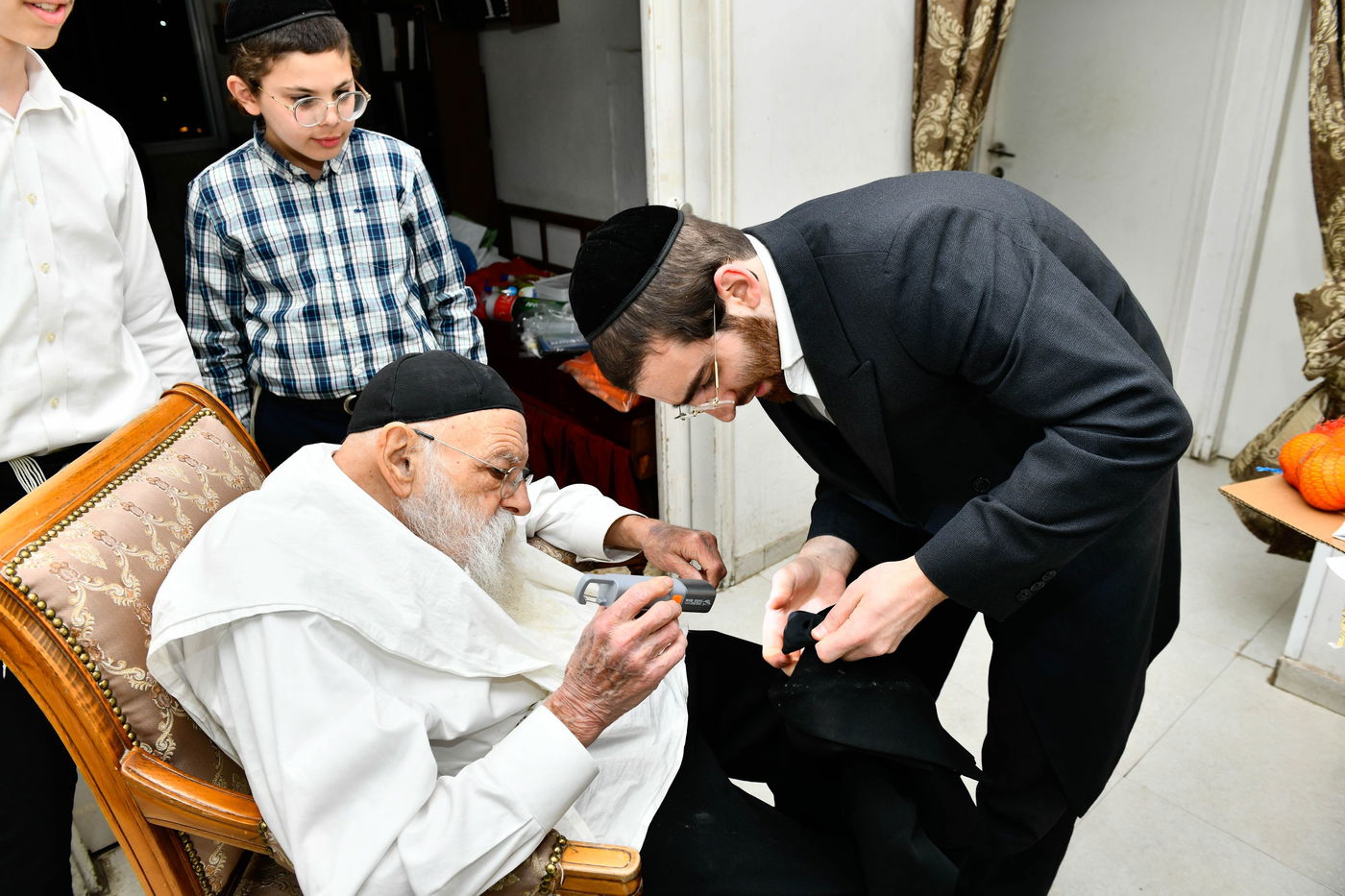 הגאון רבי מאיר גריינמן בבדיקת חמץ